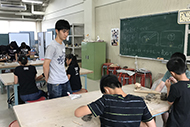 子どもたちが工作をする様子